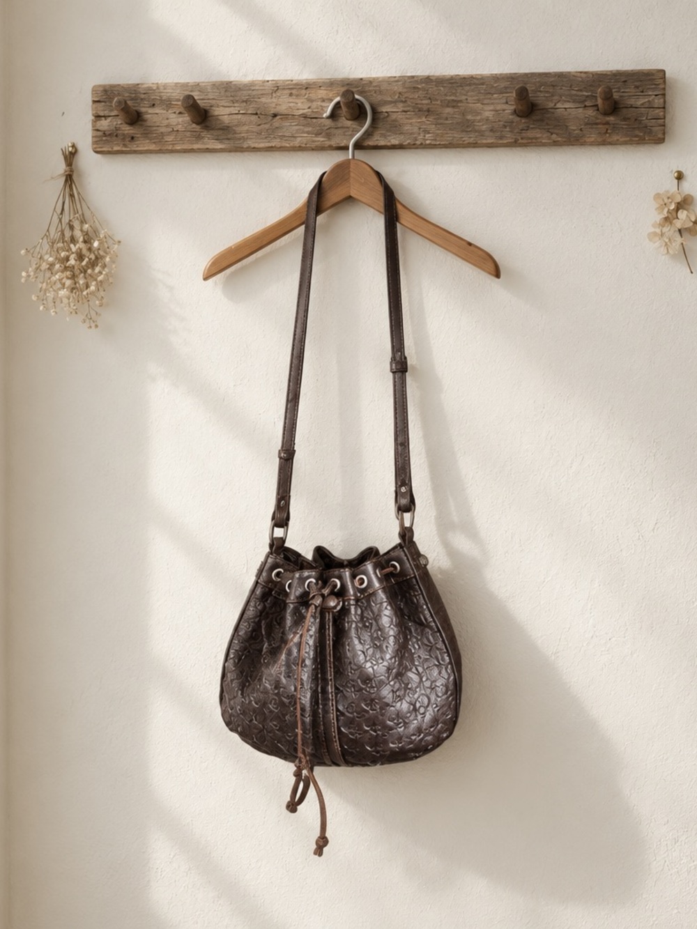 Mondani Vintage Women’s textured basketweave faux Leather drawstring bucket bag